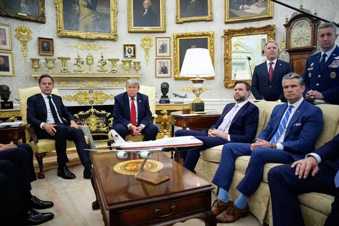 NATO Genel Sekreteri Mark Rutte (solda), ABD Başkanı Donald Trump, Başkan Yardımcısı JD Vance, ABD'nin Orta Doğu Özel Temsilcisi Steve Witkoff, ABD Savunma Bakanı Pete Hegseth ve Genelkurmay Başkanı Orgeneral John D. Caine, 24 Haziran 2026 Çarşamba günü ABD'nin başkenti Washington'daki Beyaz Saray'ın Oval Ofisi'nde gerçekleştirilen toplantıda bir araya geldi.
