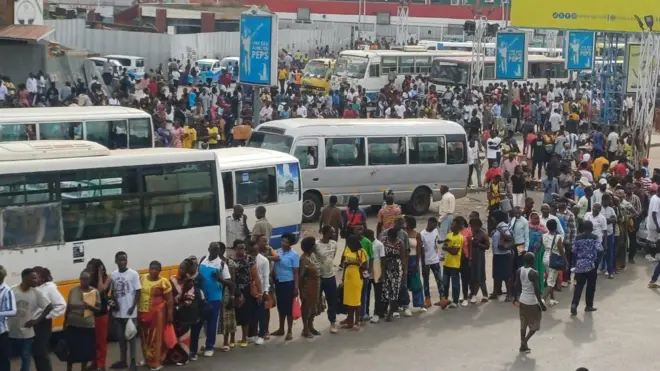 Imirongo y'abantu batoye bus mu gisagara ca Bujumbura