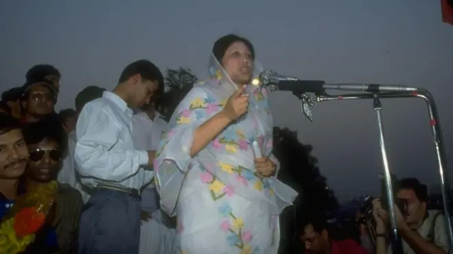 ১৯৯১ সালের নির্বাচনের আগে এক জনসভায় খালেদা জিয়া, পেছনে তারেক রহমানকে দেখা যাচ্ছে 