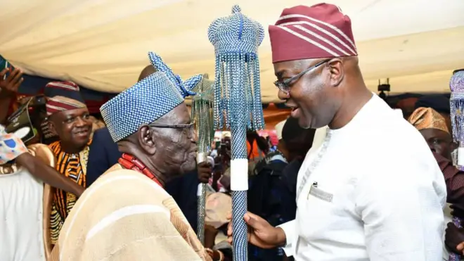 Gomina Makinde ń gbé ọ̀pá àṣẹ lé ọ̀kan lára àwọn olóyè náà lọ́wọ́