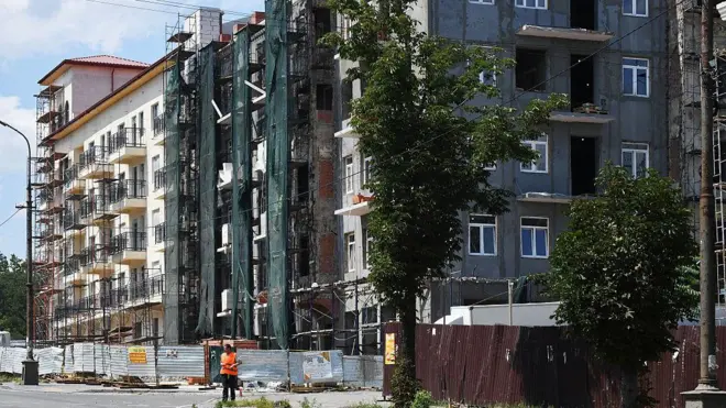 Відбудова зруйнованого будинку в Маріуполі