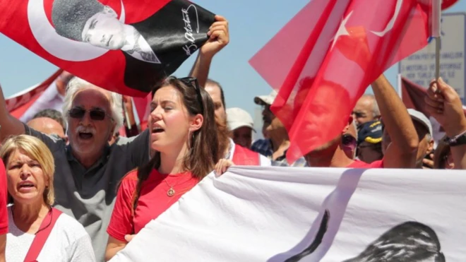 Özgür Özel'in İzmir mitingine katılanlar, çok sayıda türk bayrağı var.