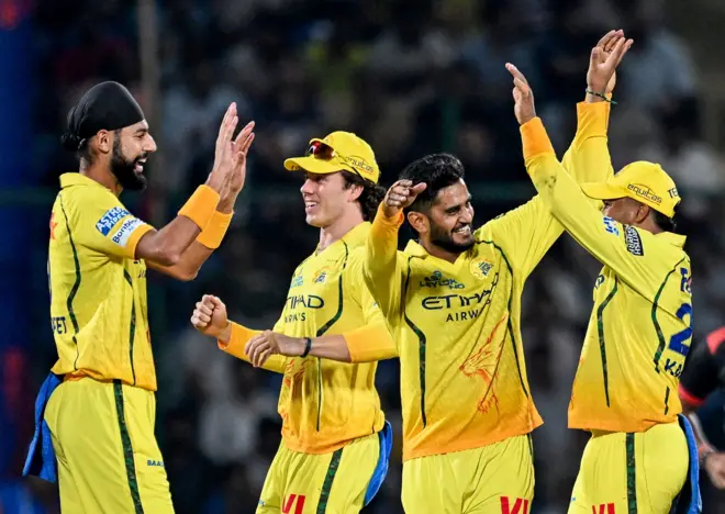 டெல்லி கேபிட்டல்ஸ் கேப்டன் அக்‌ஷர் பட்டேல் விக்கெட்டை வீழ்த்தினார் குர்கப்னீத் சிங்