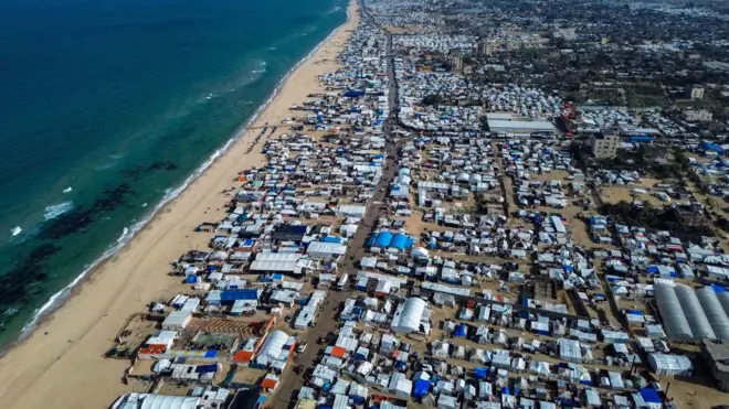 Палатки палестинских беженцев на пляже в Хан-Юнисе на юге сектора Газа