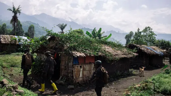 Des soldats du 214e bataillon DP des Forces armées de la RDC (FARDC) patrouillent dans la ville de Mutwanga, au Nord-Kivu, dans l'est de la République démocratique du Congo, le 17 décembre 2024.