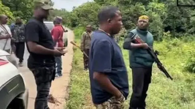 Sunday Igboho ati awọn ẹmẹwa rẹ to mu oniruuru ibọn lọwọ, duro si ẹba oju popo, igbo nla kan wa niwaju wọn pẹlu awọn mọto ti wọn gbe wa