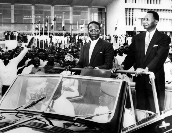 Le nouveau président élu du Sénégal, Léopold Sédar Senghor (à gauche), et le président du Conseil, Mamadou Dia (à droite), défilent devant l'Assemblée générale, le 5 septembre 1960 dans les rues de Dakar.