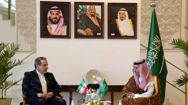 وزير الخارجية السعودي فيصل بن فرحان (يمين) خلال اجتماع مع وزير الخارجية الإيراني عباس عراقجي (يسار) في الرياض، المملكة العربية السعودية، 09 أكتوبر/تشرين الأول 2024.