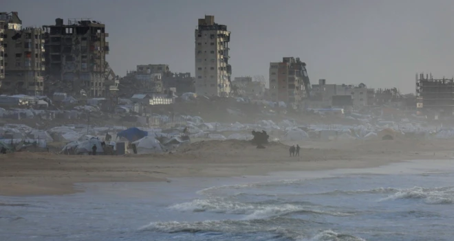 Gazze Şehri'nin sahilinden görüntüsünde fotoğrafta çok sayıda çadır var.