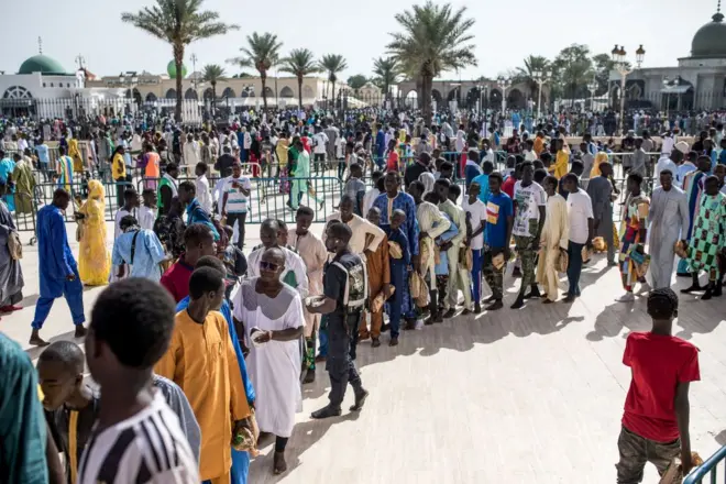 Les fidèles en rang pour entrer dans la grande mosquée de Touba