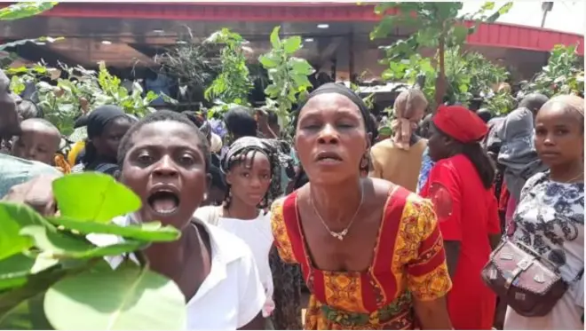 aworan awọn ọmọ ijọ Adoration Ministry 