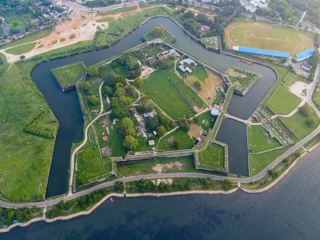 පෘතුගීසීන් ඉදි කළ මුල් ගොඩනැගිලි ස්වරූපය වෙනස් කර ලන්දේසීන් විසින් මෙම බලකොටුව අලංකාර පංචාස්‍ර හැඩයකයට ඉදි කර ඇති අතර ඔවුන්ට එය වටා ඇති දැවැන්ත දිය අඟල ඉදිකිරීමට දශක ගණනාවක් ගත වී තිබේ