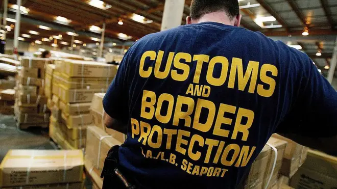 Un agente de aduanas revisando paquetes