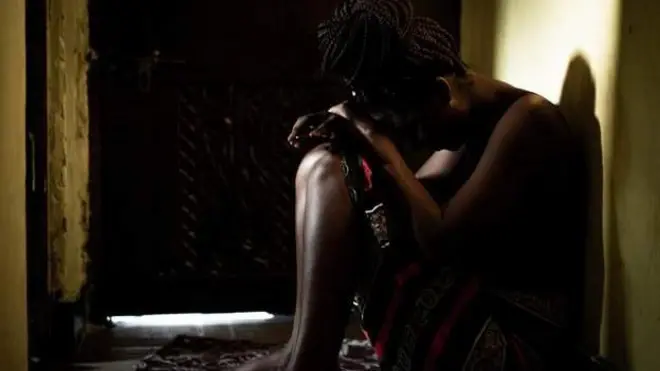 Woman dey hide for dark room