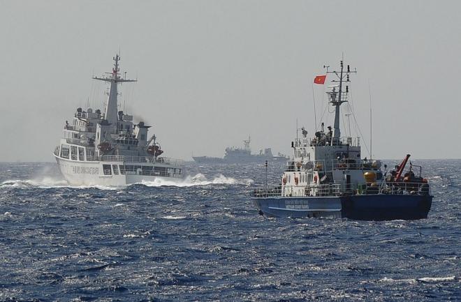 Tàu cảnh sát biển Trung Quốc và Việt Nam vào năm 2014
