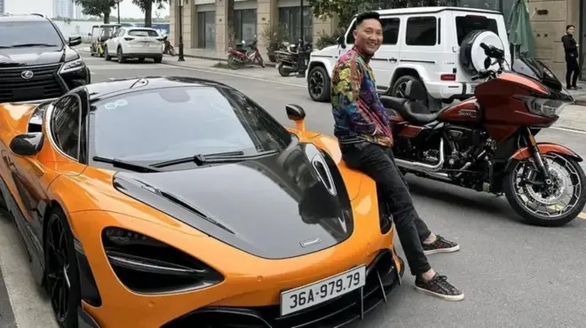 Huấn Hoa Hồng, tên thật Bùi Xuân Huấn, nổi lên trên mạng xã hội từ khoảng 2015 và trở thành một trong những nhân vật thường được gọi là "giang hồ mạng"