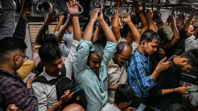 ముంబయి రైళ్లలో ప్రయాణికుల రద్దీ