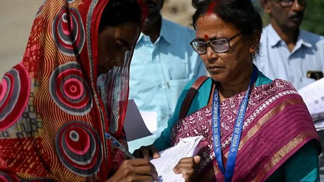 बीएलओ घर घर जाकर फ़ॉर्म वितरित कर रहे हैं.