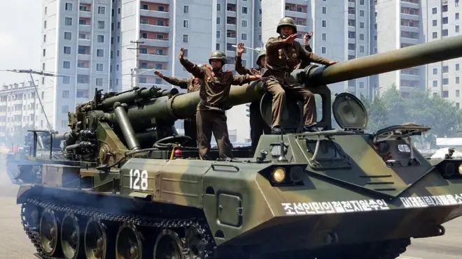 170-мм північнокорейські самохідні артилерійські установки “Коксан” на параді в КНДР у 2017 році