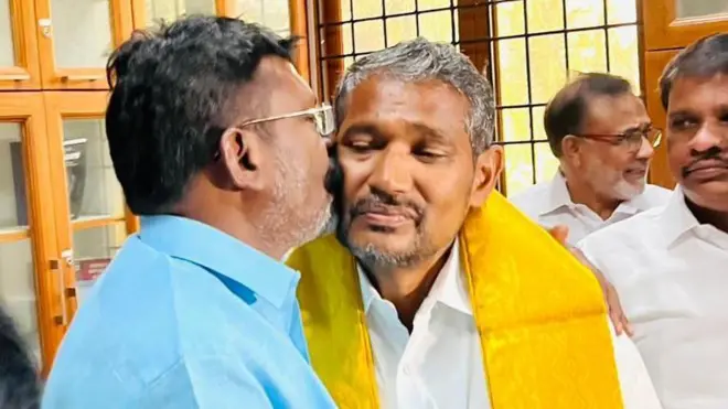 விசிக சார்பில் போட்டியிட்ட வன்னி அரசு வெற்றி பெற்றதையொட்டி கட்சியின் தலைவர் திருமாவளவனிடம் வாழ்த்து பெற்றார்
