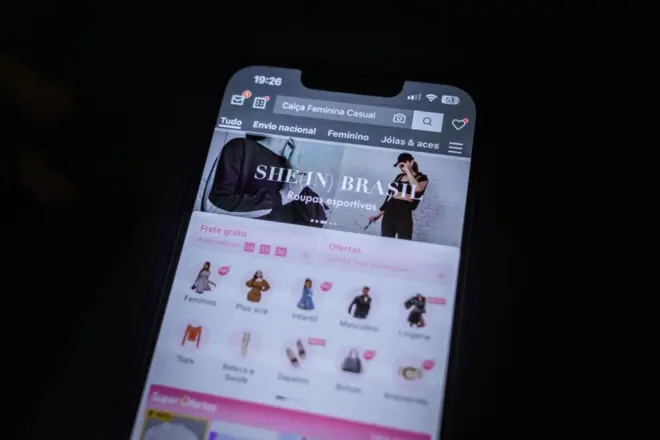 Celular com página da Shein