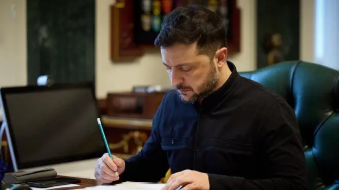 Зеленский изучает документы с карандашом в руке