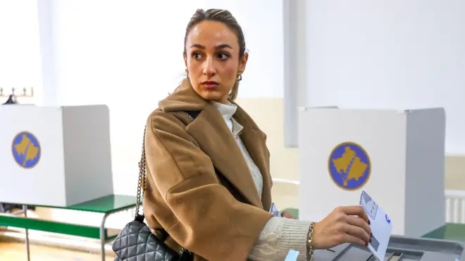 Tamnokosa devojka glasa na izborima u Mitrovici