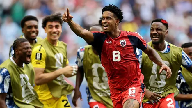 Kevin Pina celebra tras marcar un gol frente a Uruguay en la Copa del Mundo.