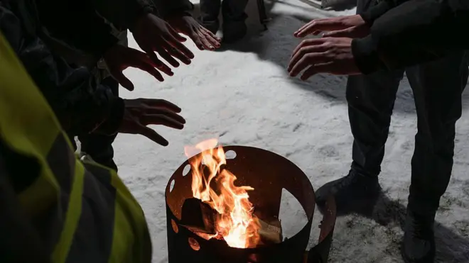 Кияни гріються біля багаття