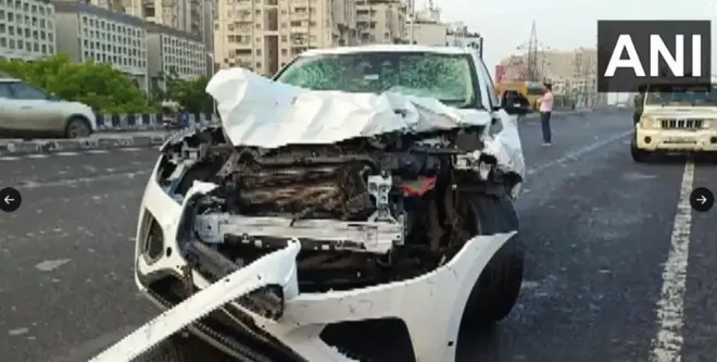 अपघात झालेली गाडी 