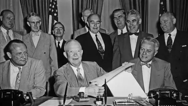 ኣይዘንሃወር ብዛዕባ ሰደድ ኣቶሚክ ኢነርጂ ዝምልከት ሕጊ ኣጽዲቑ ነይሩ