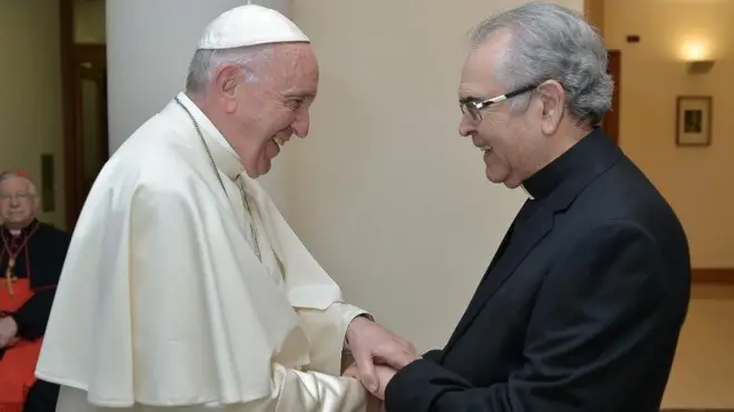 Padre Zezinho com papa Francisco (1936-2025). Foto: Reprodução do livro Apenas Um Cidadão do Infinito: Vida e Missão de Pe. Zezinho/ Divulgação