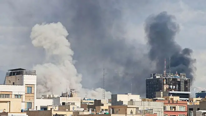 دود غلیظ از آسمان پایتخت ایران برمی‌خیزد، پس از آن‌که انفجارهایی در تهران در تاریخ ۱ مارس ۲۰۲۶ رخ داد، همزمان با تشدید درگیری‌ها در منطقه. رسانه‌های رسمی ایران تأیید کردند که آیت‌الله علی خامنه‌ای، رهبر جمهوری اسلامی ایران، در حمله‌ مشترک ایالات متحده و اسرائیل کشته شده است