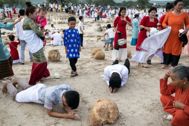 Lễ tảo mộ của cộng đồng Chăm Bàni trong tháng Ramuwan, ảnh chụp ngày 27/2/2025