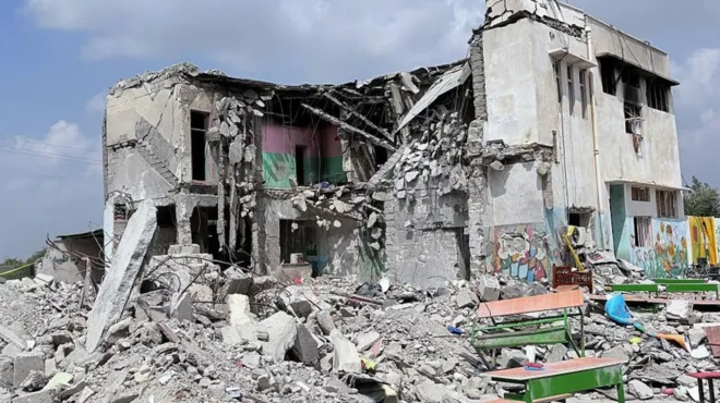 مدرسه ویران‌شده شجره طیبه در میناب، جنوب ایران، جایی که گفته می‌شود دست‌کم ۱۶۸ نفراز جمله ۱۱۰ کودک در حمله‌ای در آغاز جنگ کشته شدند