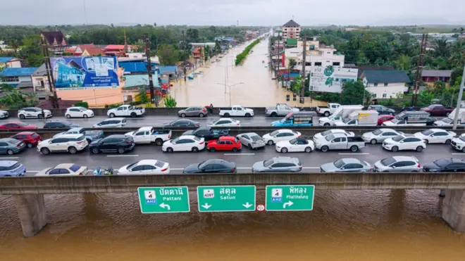 ဟတ်ယိုင်မြို့ ရေကြီးတဲ့မြင်ကွင်း
