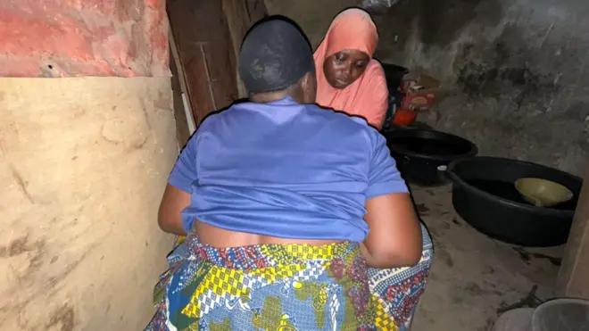 Breast washer dey attend to anoda client
