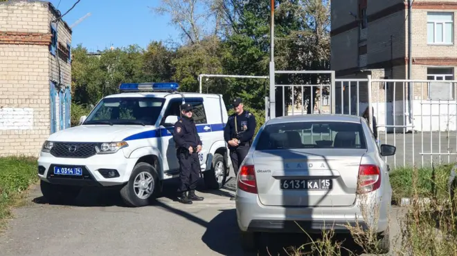 Полиция и Росгвардия у школы