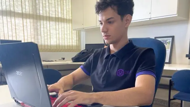 Gustavo Luizsinais f12 bet aviatorfrente a laptop