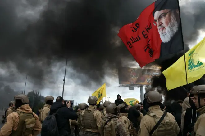 عناصر من الجيش اللبناني أمام حشد من أنصار حزب الله