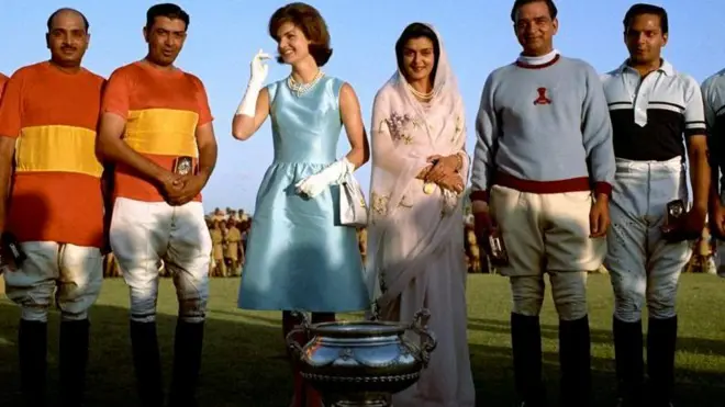 अमेरिकी राष्ट्रपति जॉन एफ कैनेडी की पत्नी जैक्लीन कैनेडी के साथ गायत्री देवी