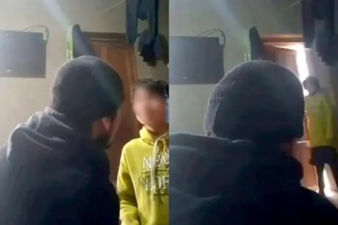 Тарқалган видеодан олинган сурат: отаси орқасидан, қизи эса отасига қараб турибди. Қизнинг юзи хиралаштирилган