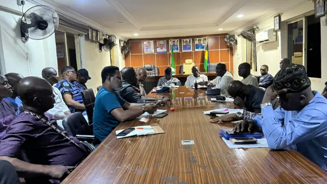 Aworan ipade ọlọpaa pẹlu awọn awakọ