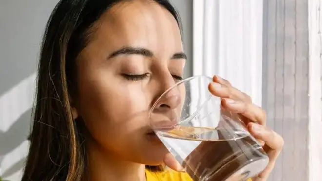 پانی پیتی لڑکی