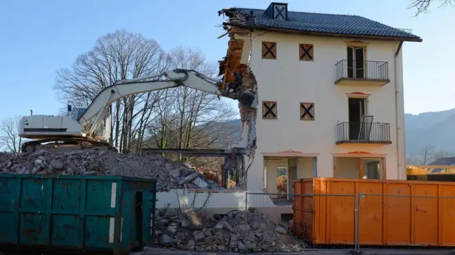 Sebagian besar bahan yang digunakan dalam bangunan menjadi sampah setelah mencapai akhir masa pakainya