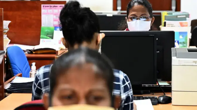 රාජ්‍ය ආයතනයක සේවය කරන සේවිකාවන් පිරිසක් 