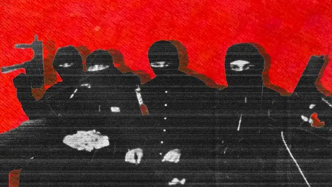 Silahlı ve maskeli dört genç oturuyor.