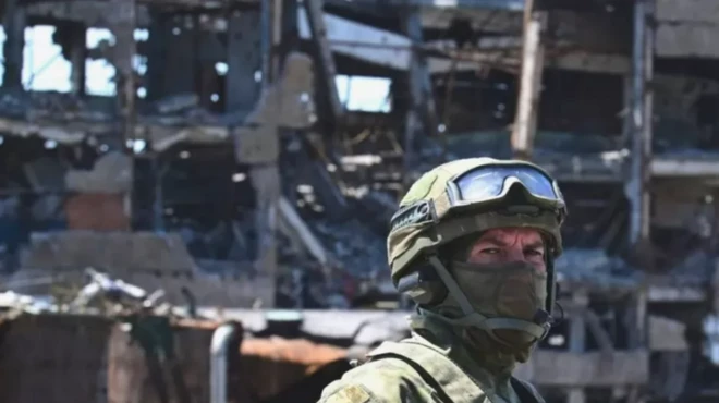 Орус аскери оккупацияланган шаарда (бул сүрөттүн макаладагы каармандарга тиешеси жок)