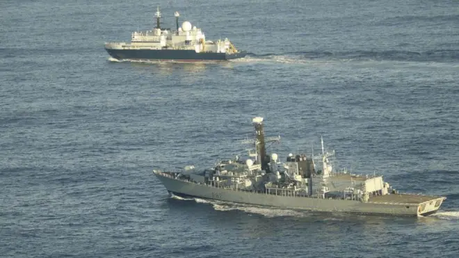 Два корабля в море.