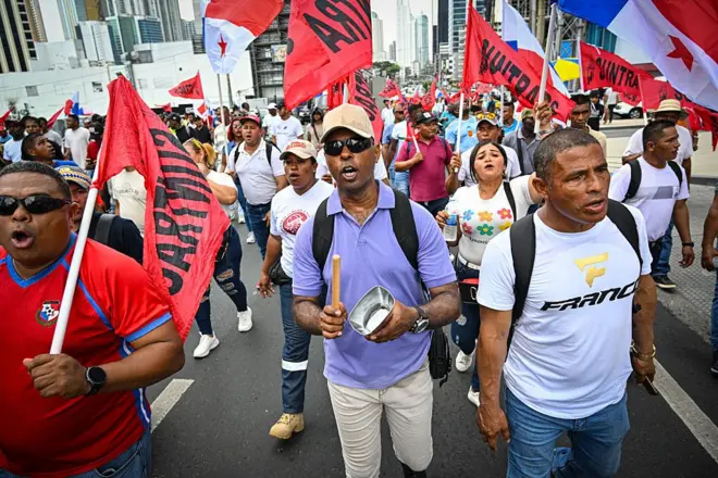 Manifestantes en Panamá en contra de la reforma de las pensiones.